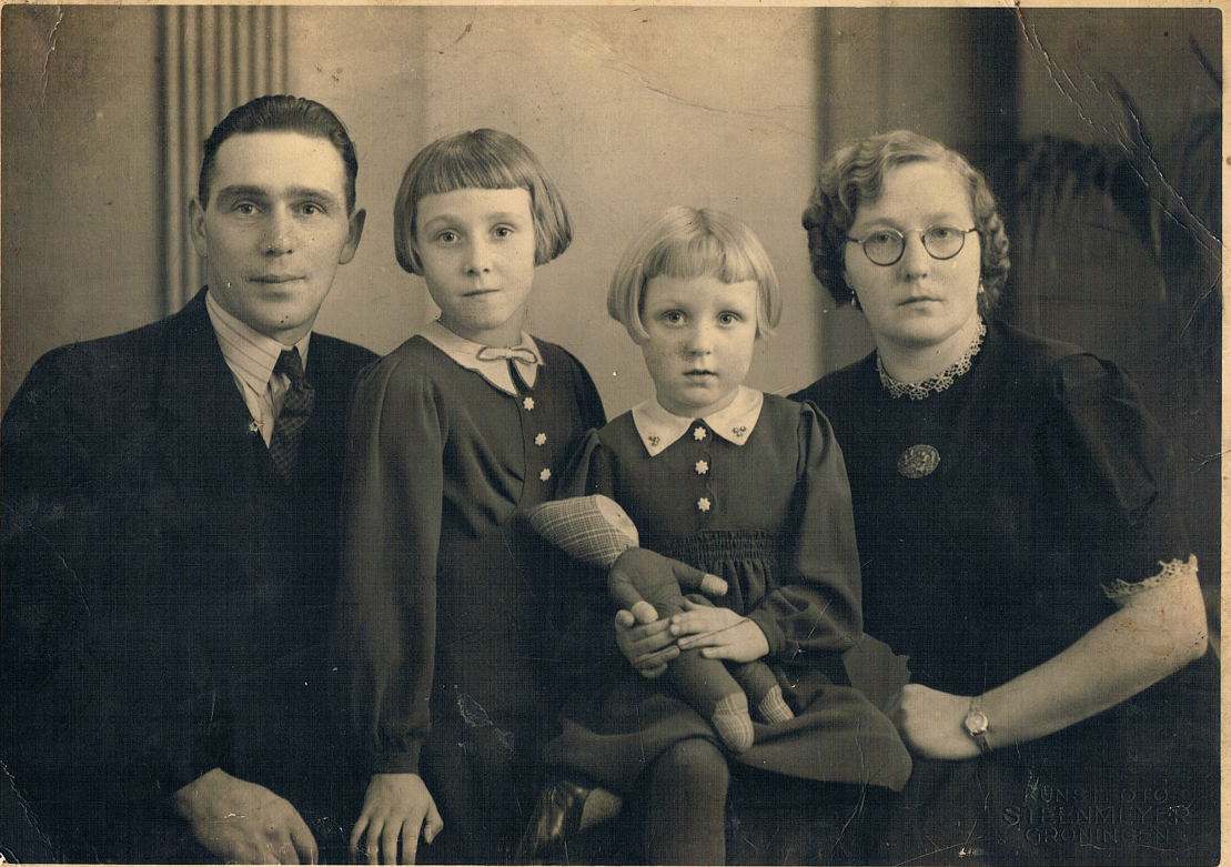 Samuel Velleman, Hil , Anna en Tjitska about 1940.